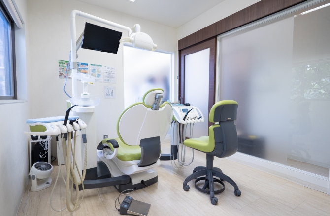 インプラント治療は衛生管理が徹底された専用オペ室で実施